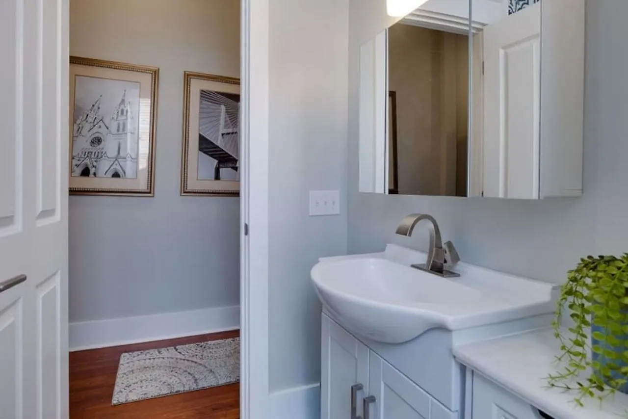 111 Waldburg Street Beautifully Renovated Historic 5 Bedroom 5 Bath Bed & Breakfast *