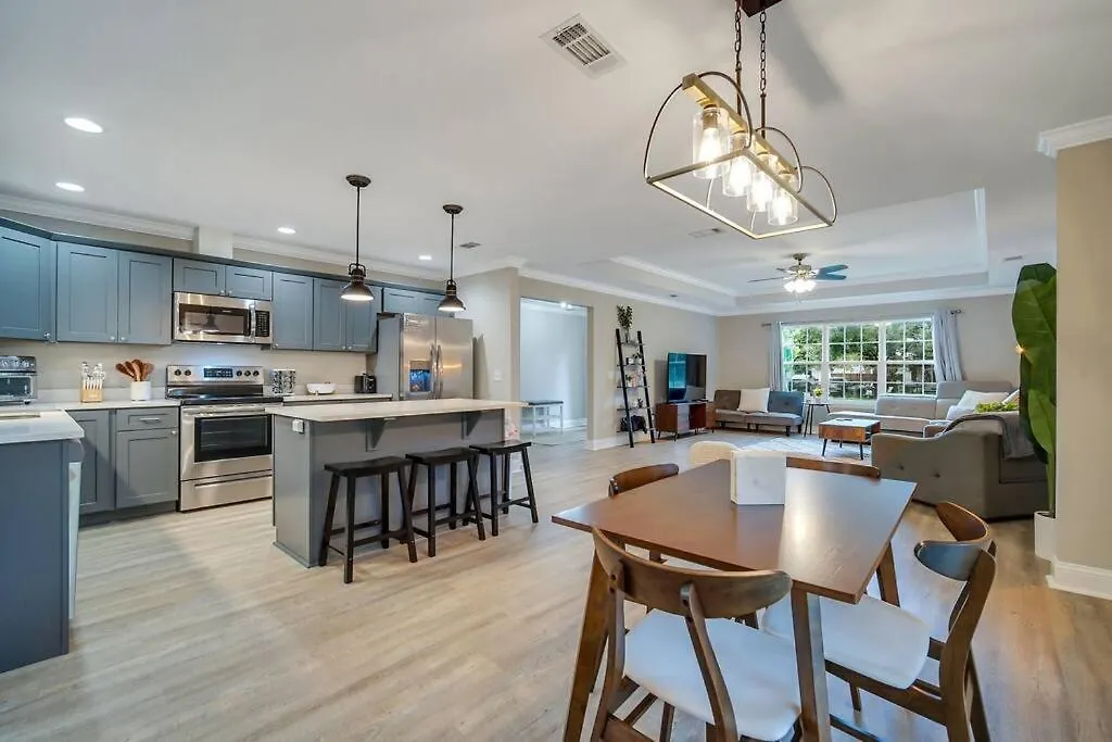 Beautiful New Construction Only 4 Min To Downtown! Semesterbostad