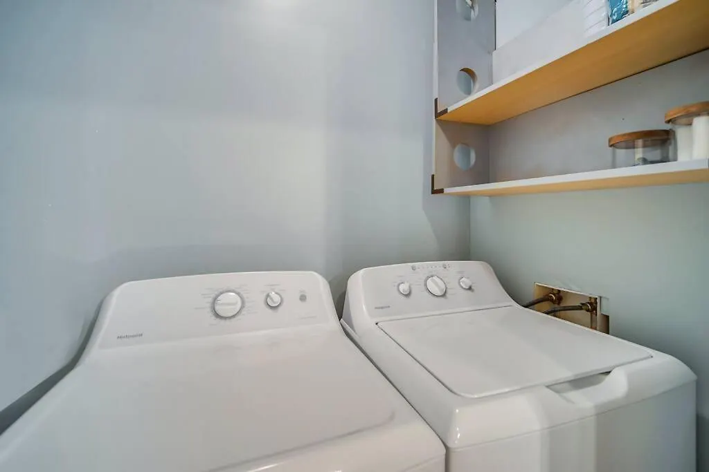 New Cheerful Renovated - 5 Min To Downtown!