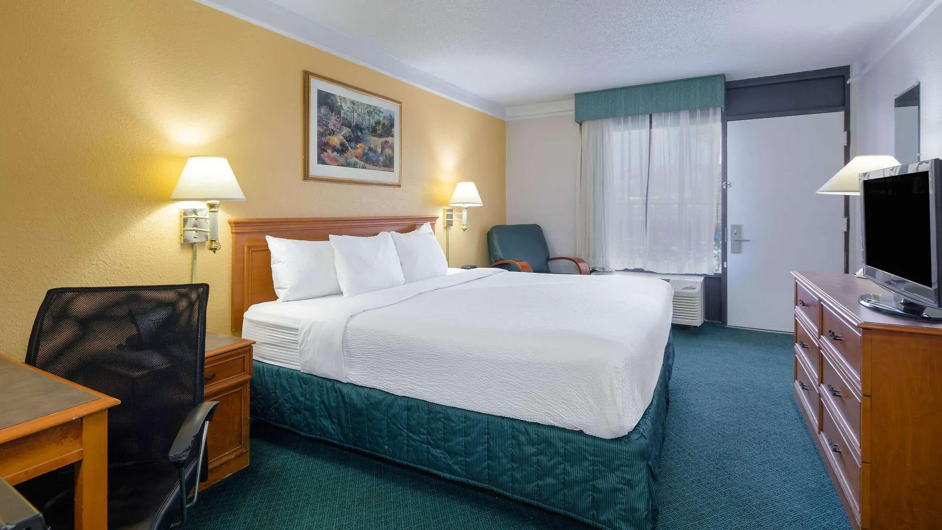 Super 8 By Wyndham Savannah Lodge *
