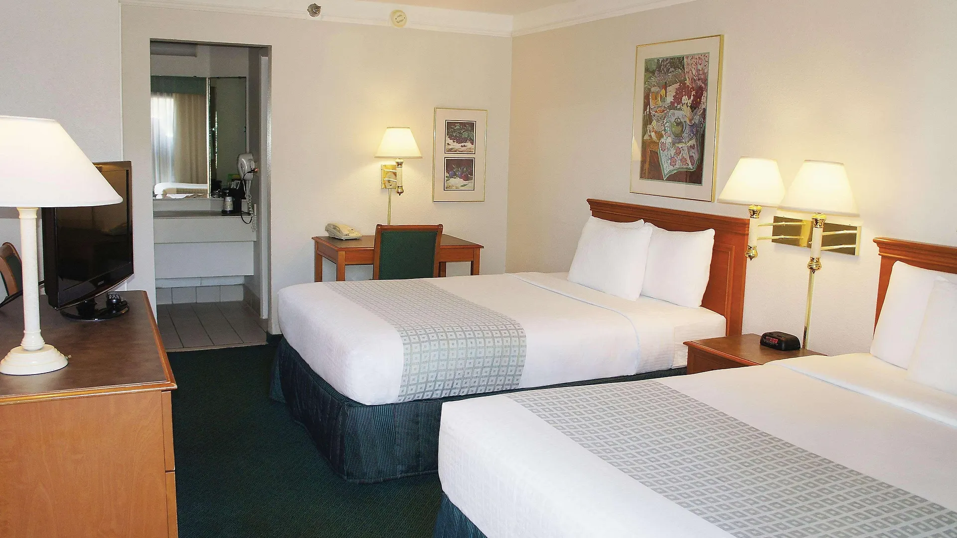 Super 8 By Wyndham Savannah Lodge