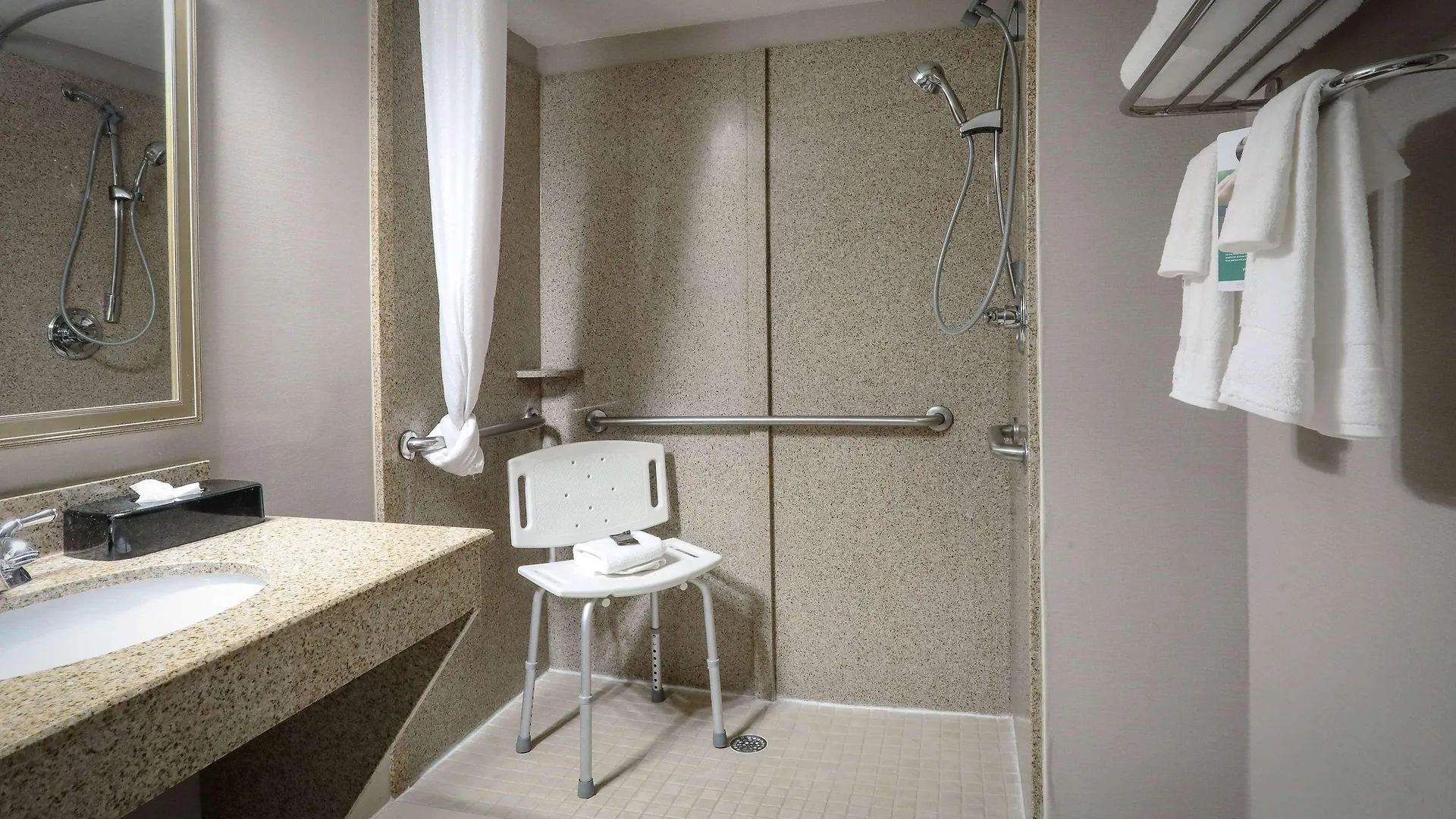 Wingate By Wyndham Pooler Hotel 3*
