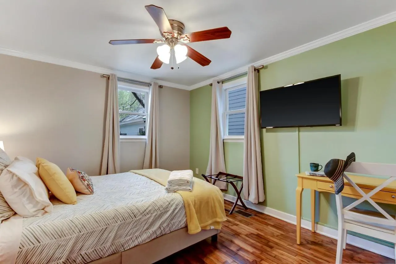 Apartmán Vibrant, Colorful Building With Backyard Firepit And Games *