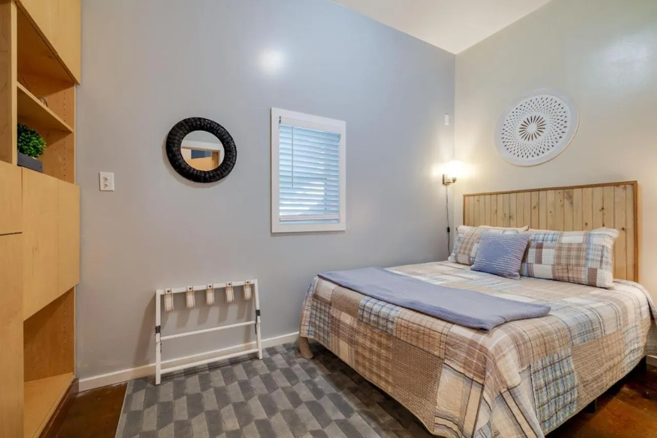 Southern Charmer-historic District Downtown-front Porch-walk Score 90!!-private Parking-1 Minute To Forsyth Park Holiday home *