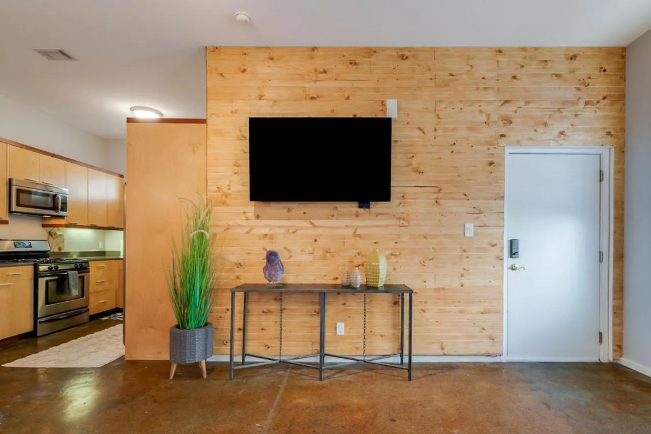 Holiday home Southern Charmer-historic District Downtown-front Porch-walk Score 90!!-private Parking-1 Minute To Forsyth Park *