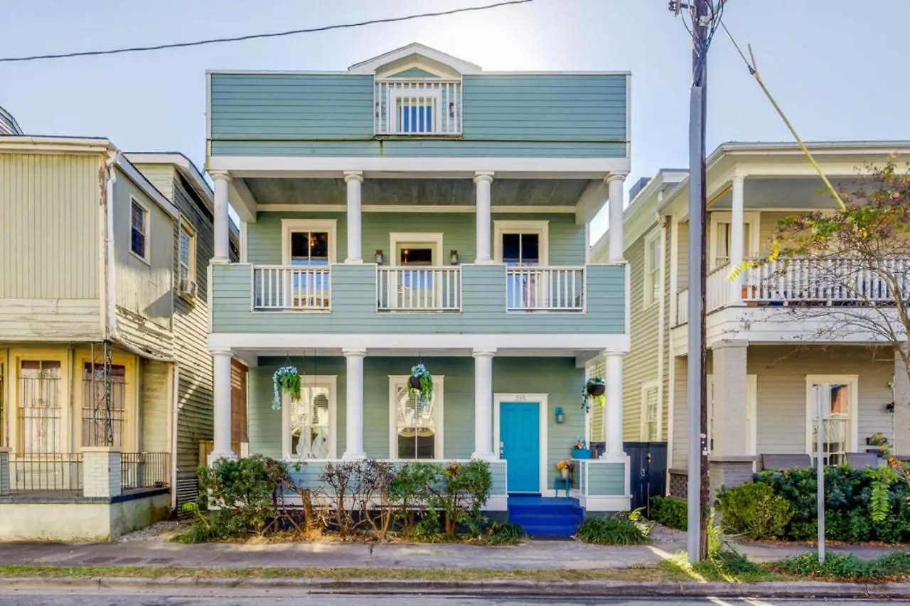 Southern Charmer-historic District Downtown-front Porch-walk Score 90!!-private Parking-1 Minute To Forsyth Park Holiday home