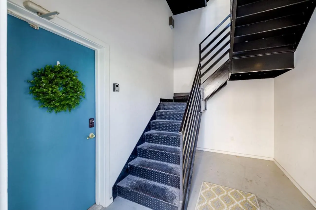 Holiday home Southern Charmer-historic District Downtown-front Porch-walk Score 90!!-private Parking-1 Minute To Forsyth Park Savannah