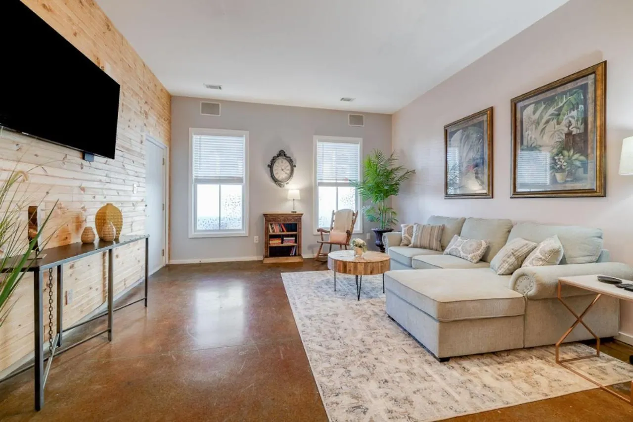 Holiday home Southern Charmer-historic District Downtown-front Porch-walk Score 90!!-private Parking-1 Minute To Forsyth Park
