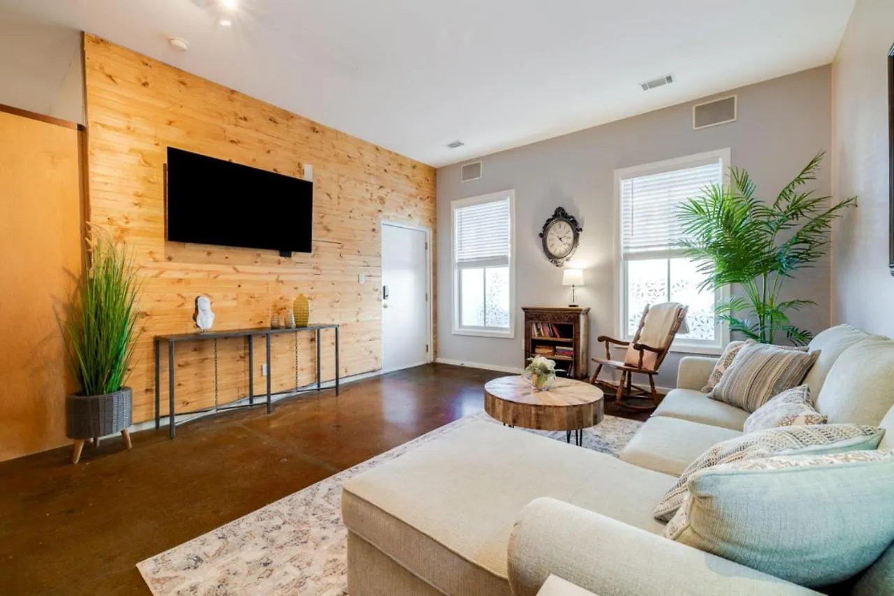 Southern Charmer-historic District Downtown-front Porch-walk Score 90!!-private Parking-1 Minute To Forsyth Park * Savannah
