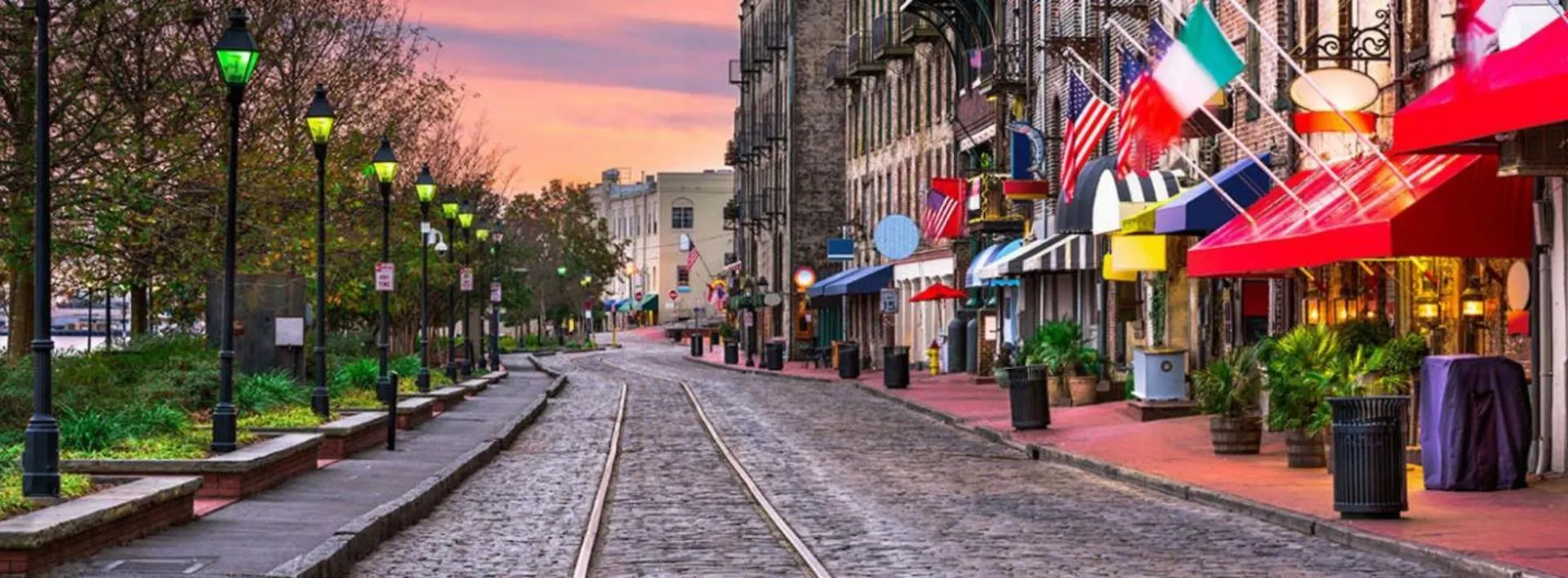 Southern Charmer-historic District Downtown-front Porch-walk Score 90!!-private Parking-1 Minute To Forsyth Park Savannah