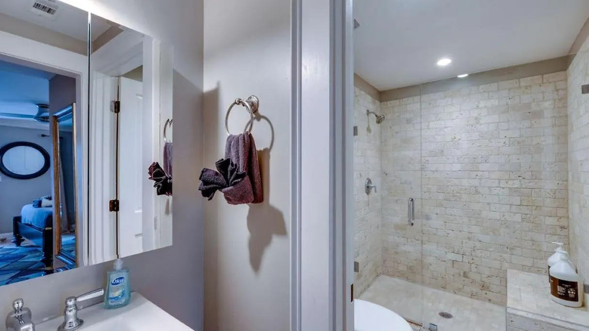 4 Bedroom Beauty Steps From The River * Savannah