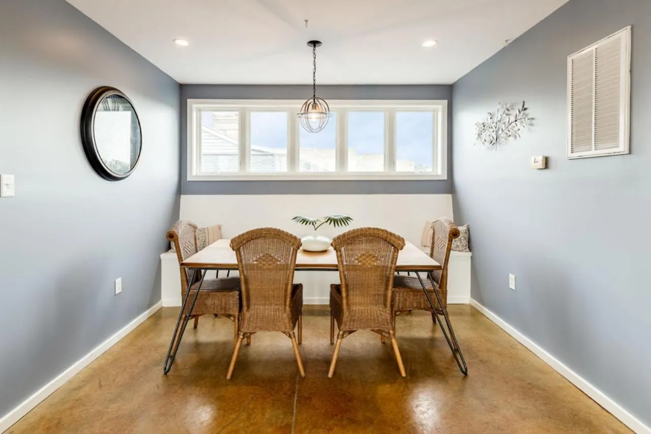 Walk Score 90!!-historic Downtown District-2 Blocks To Famous Forsyth Park- Huge Private Patio-private Parking 度假居