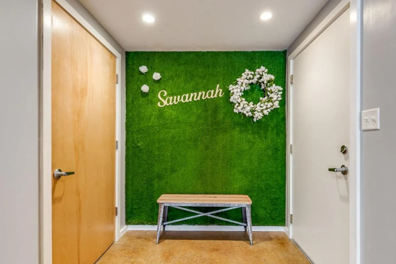 度假居 Walk Score 90!!-historic Downtown District-2 Blocks To Famous Forsyth Park- Huge Private Patio-private Parking *