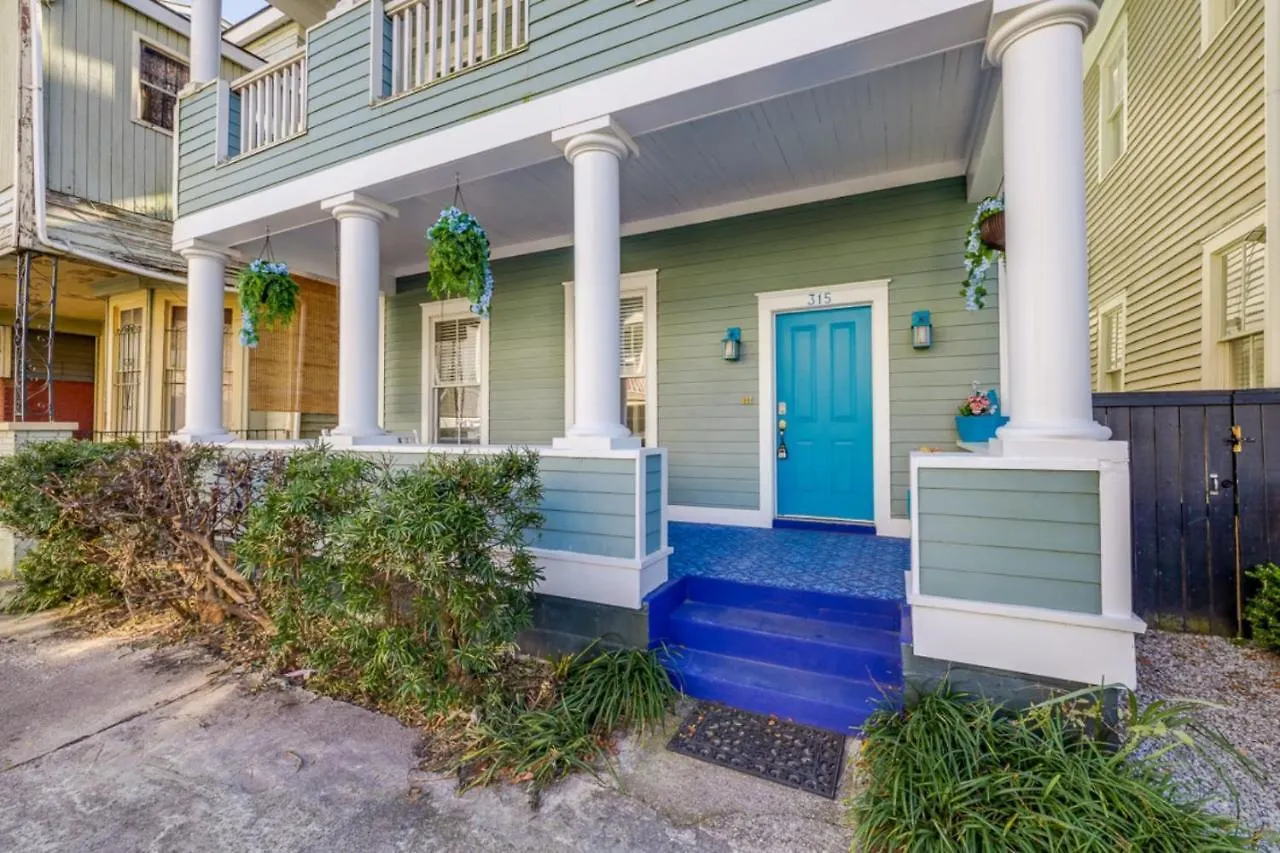 度假居 Walk Score 90!!-historic Downtown District-2 Blocks To Famous Forsyth Park- Huge Private Patio-private Parking