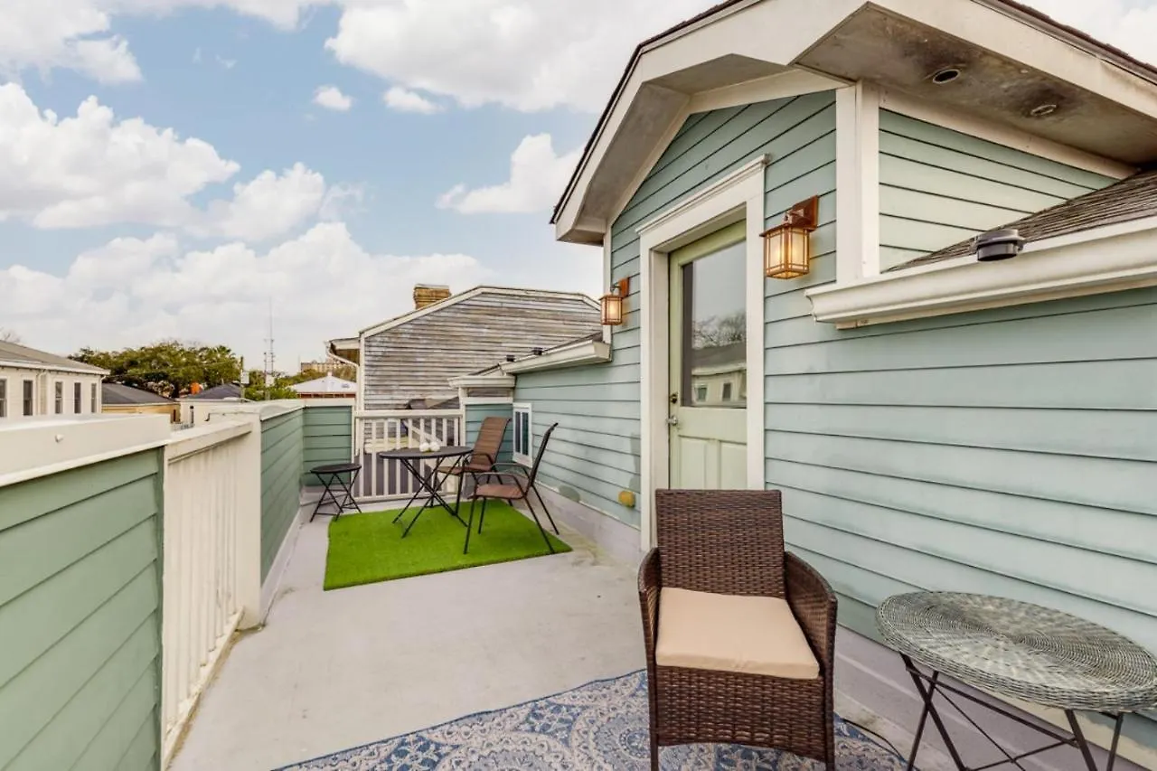 Walk Score 90!!-historic Downtown District-2 Blocks To Famous Forsyth Park- Huge Private Patio-private Parking 度假居