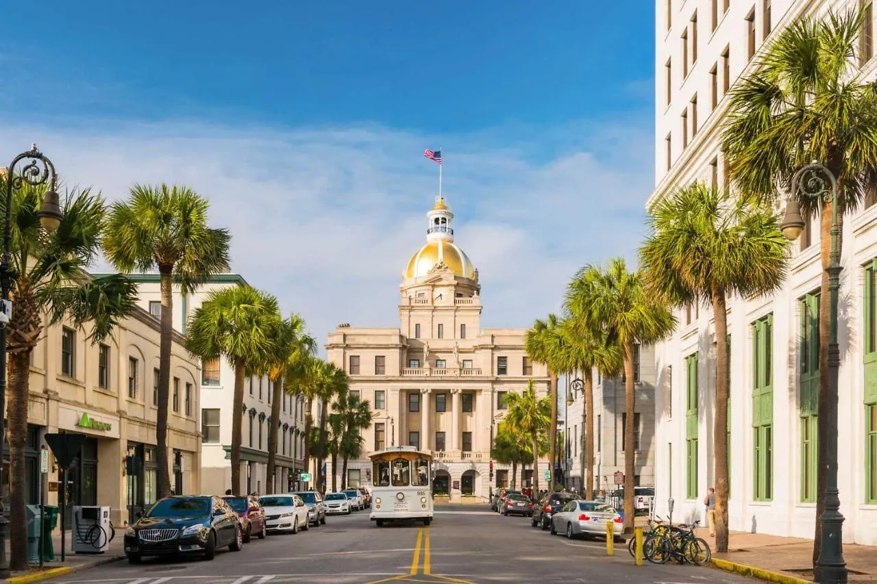 Walk Score 90!!-historic Downtown District-2 Blocks To Famous Forsyth Park- Huge Private Patio-private Parking * 薩凡納
