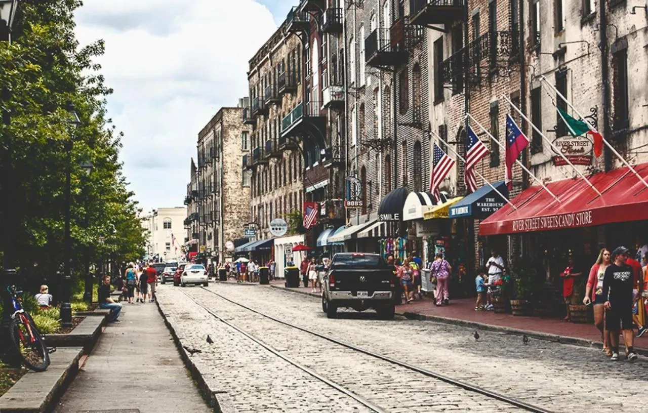 度假居 Walk Score 90!!-historic Downtown District-2 Blocks To Famous Forsyth Park- Huge Private Patio-private Parking *