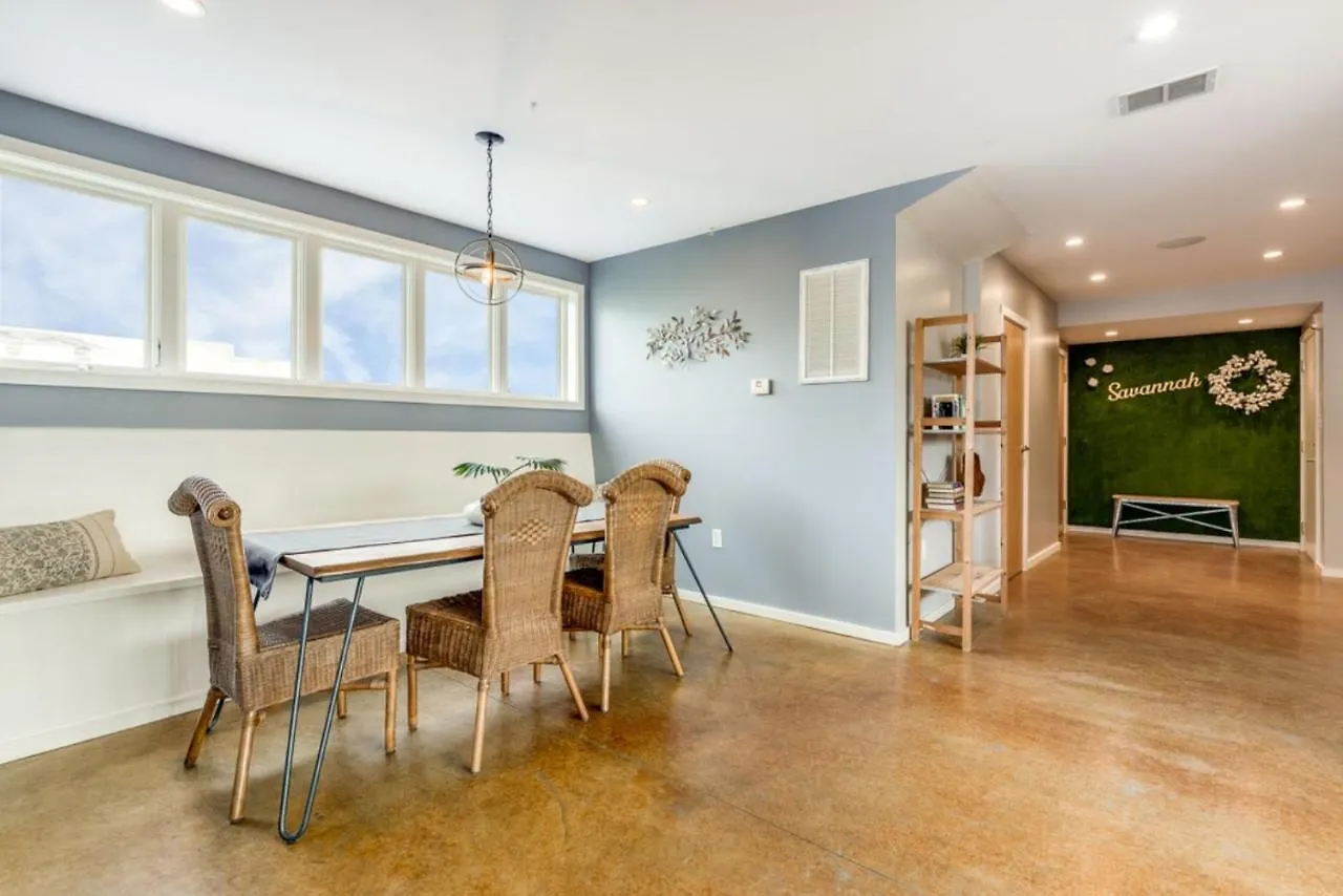 度假居 Walk Score 90!!-historic Downtown District-2 Blocks To Famous Forsyth Park- Huge Private Patio-private Parking *