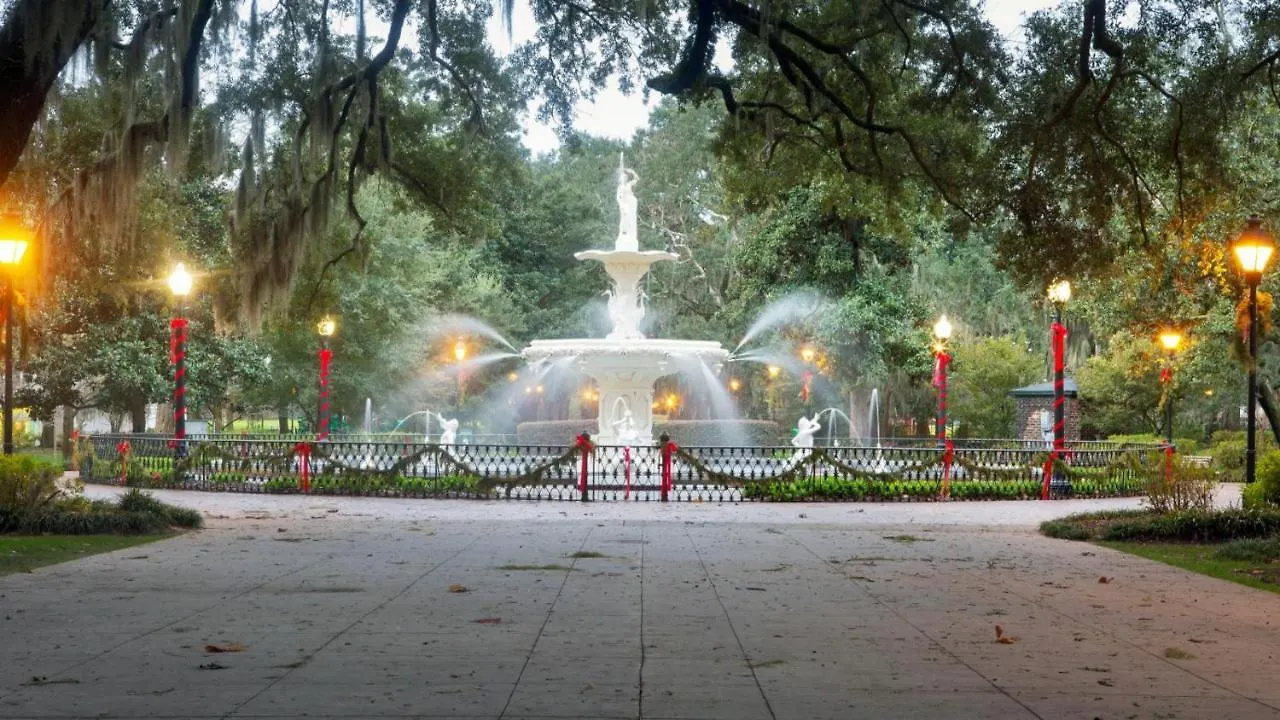度假居 Walk Score 90!!-historic Downtown District-2 Blocks To Famous Forsyth Park- Huge Private Patio-private Parking