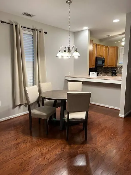 Cheerful 3 Bedroom, Close To Downtown And Arena!!! 度假居