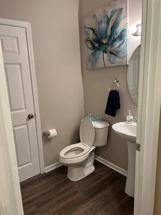 Cheerful 3 Bedroom, Close To Downtown And Arena!!! 度假居 *