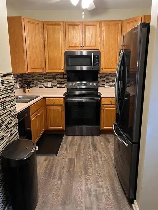 Cheerful 3 Bedroom, Close To Downtown And Arena!!! 度假居