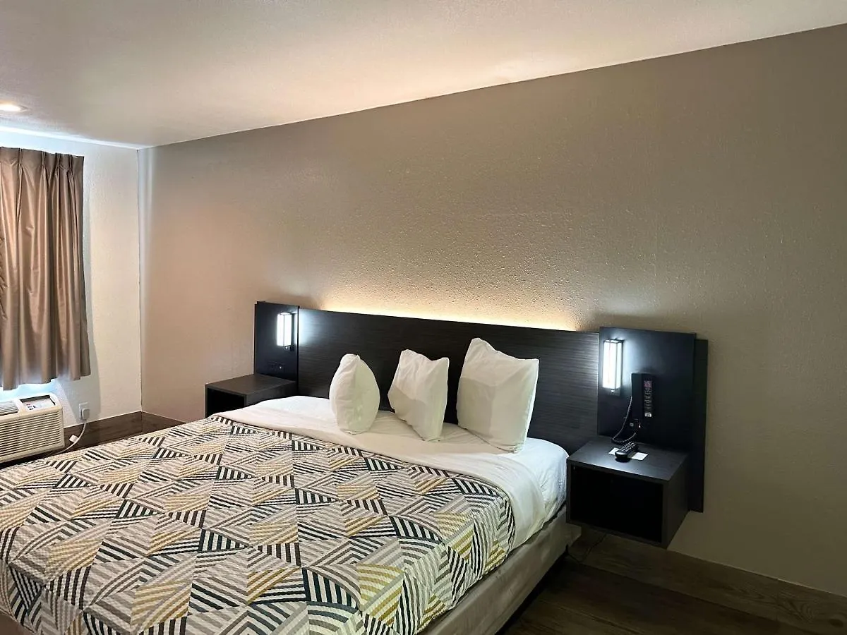 6-pooler, Ga - Savannah Airport 2* Pooler