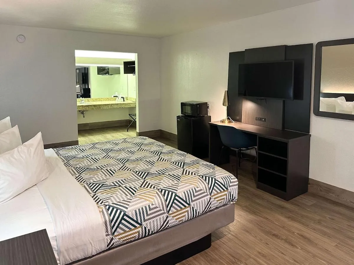 6-pooler, Ga - Savannah Airport 2* Pooler