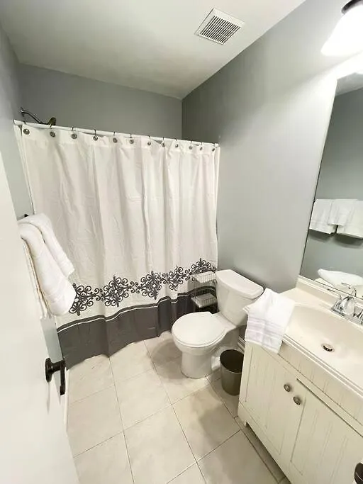 Holiday home Pet-friendly, Minutes To Tybee+downtown *
