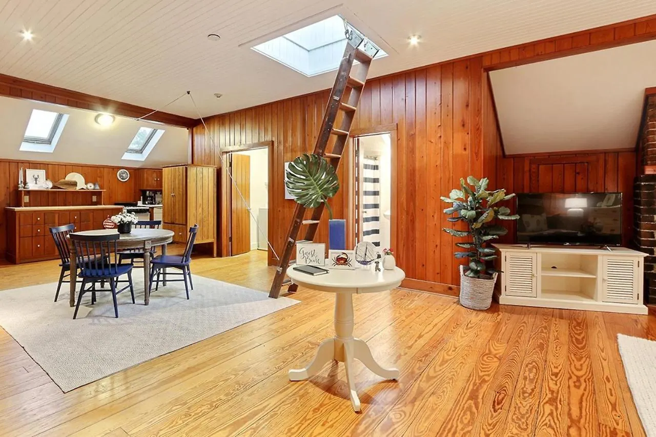 Captain's Quarters On Lafayette *