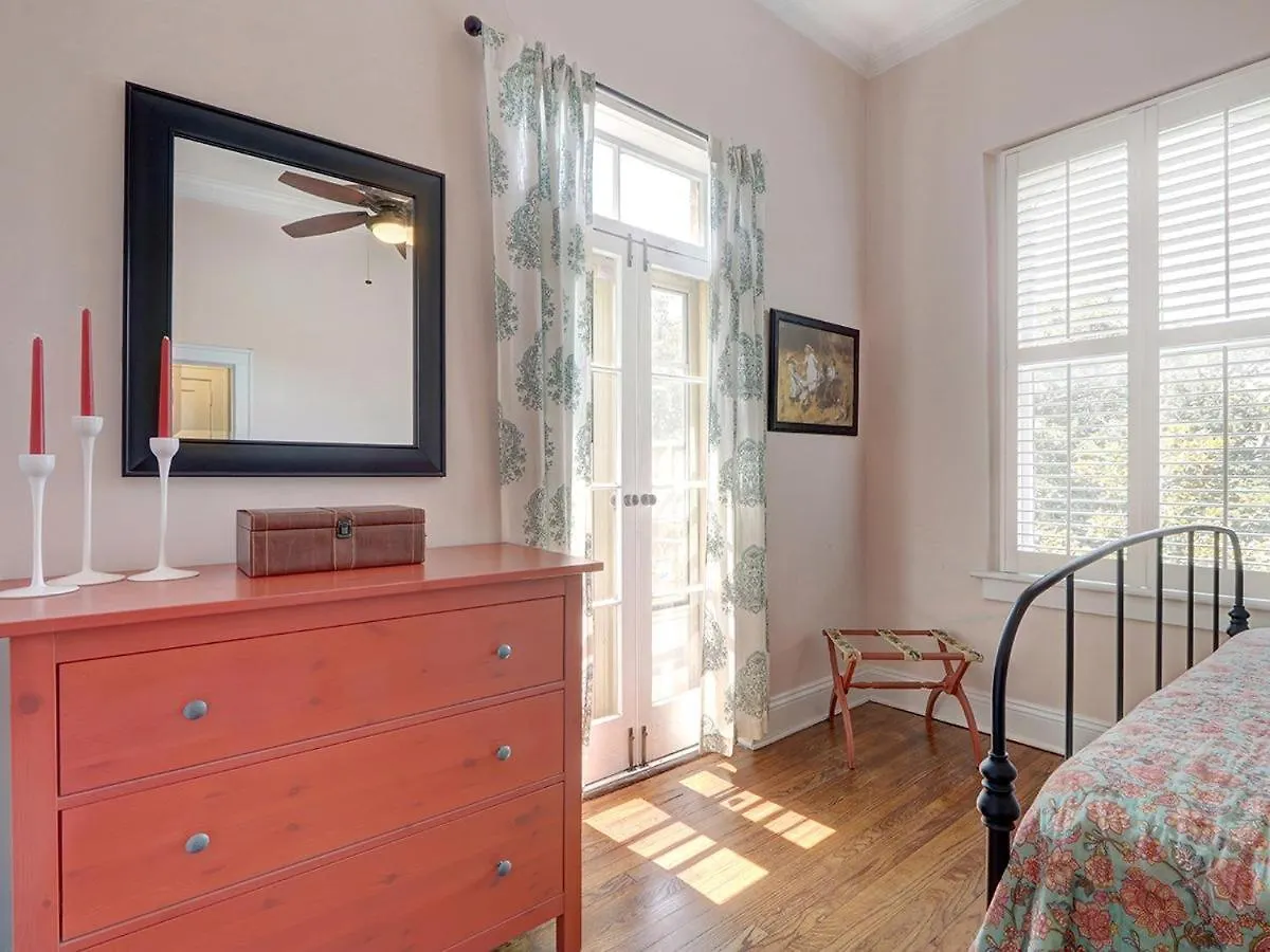 Charm On Liberty Apartmán