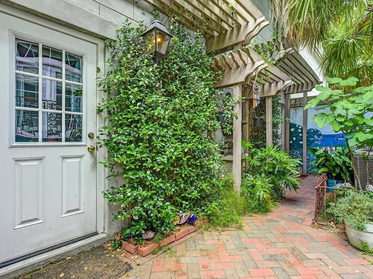 Perry Lane Carriage House *