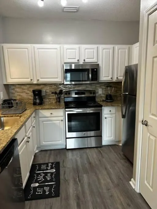 Extravagant 2 Br/2 Ba *