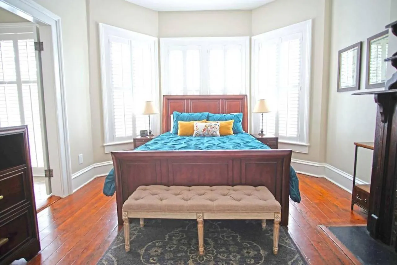 Historic 3 Bedroom On Chatham Square Holiday home Savannah