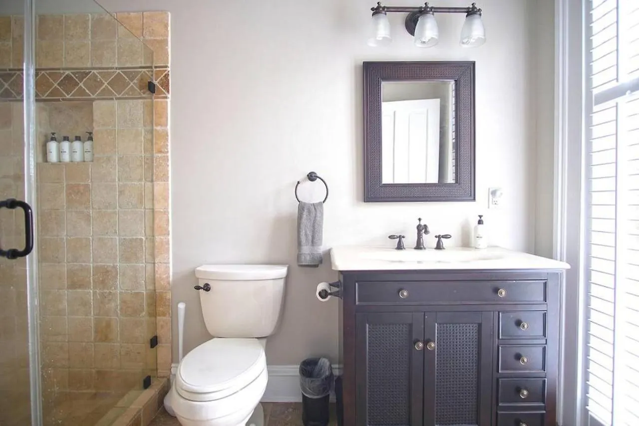 Historic 3 Bedroom On Chatham Square Holiday home
