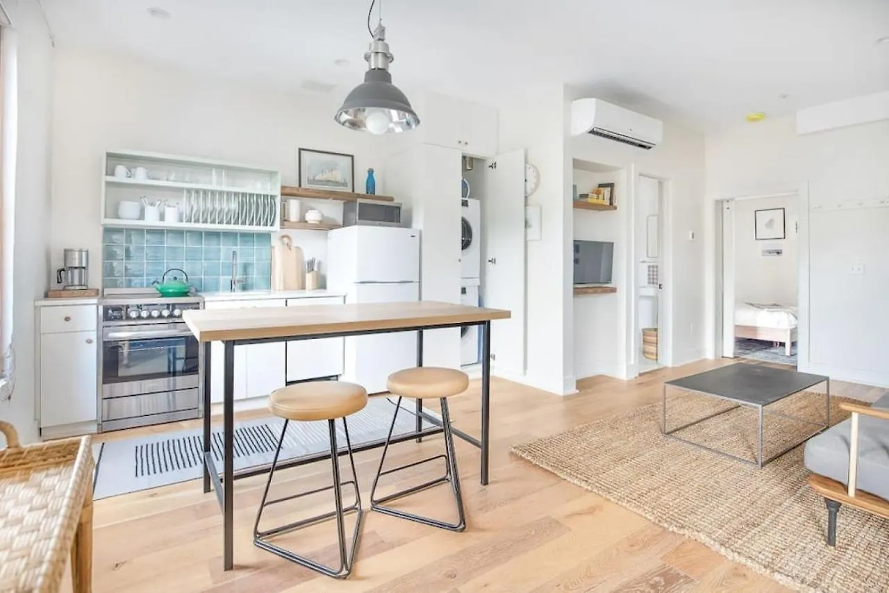 Bright In The Heart Of Historic Holiday home Savannah