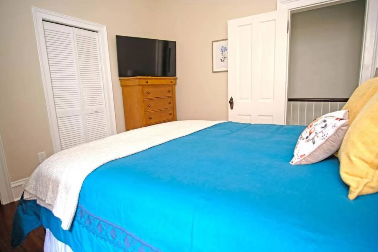 Historic 3 Bedroom On Chatham Square Holiday home