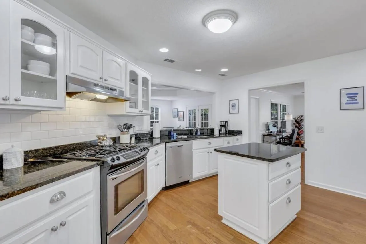 5br Pool, Jacuzzi, Firepit, Sports, Games Holiday home Savannah