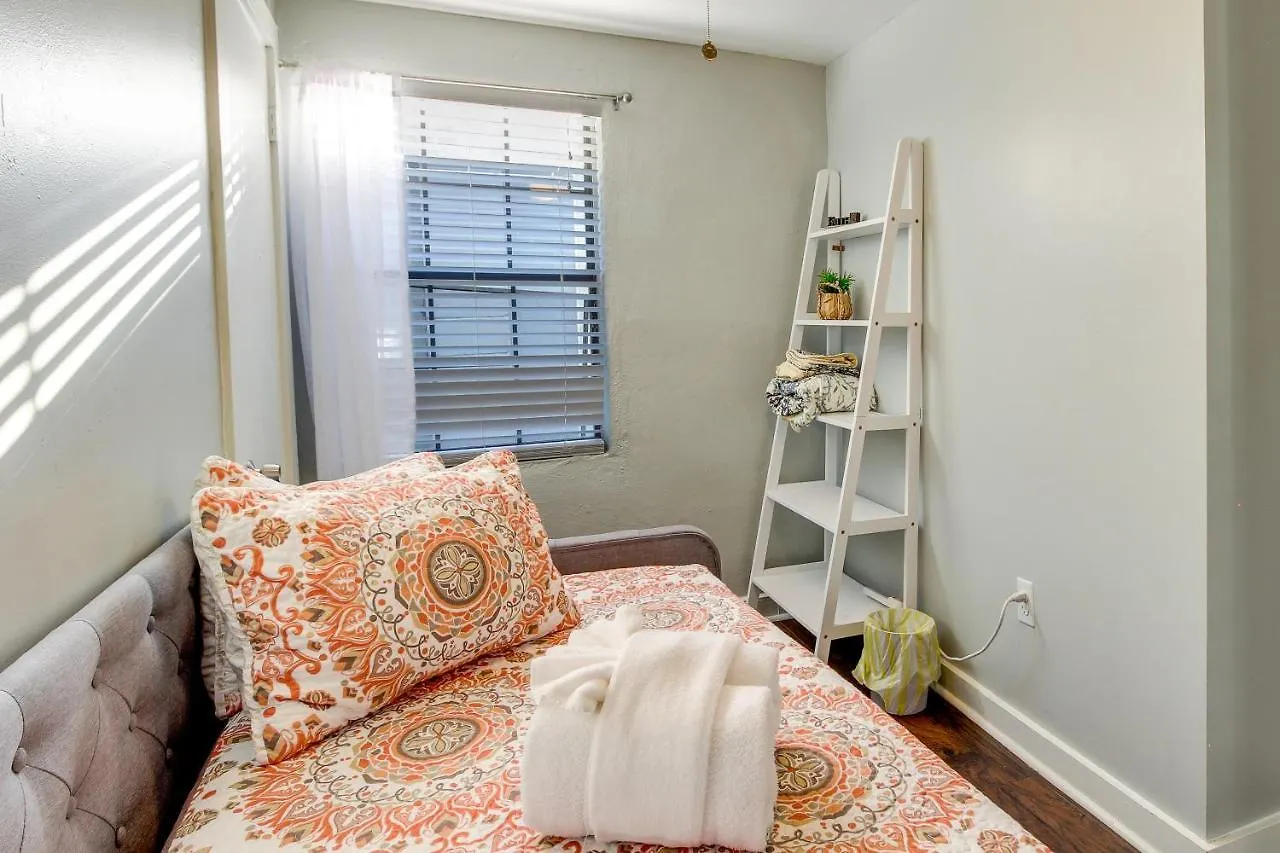 With Yard About 3 Mi To Downtown! * Savannah