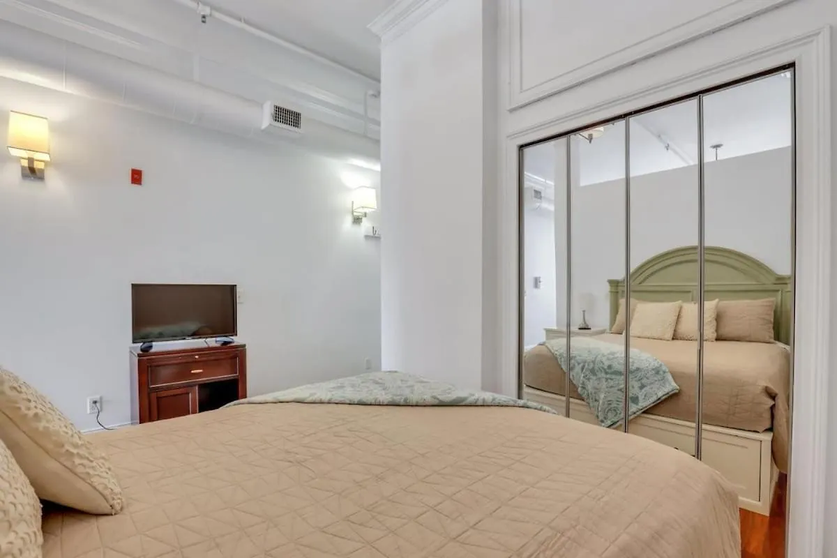 Knockout Loft- Near Plant Riverside Apartment Savannah