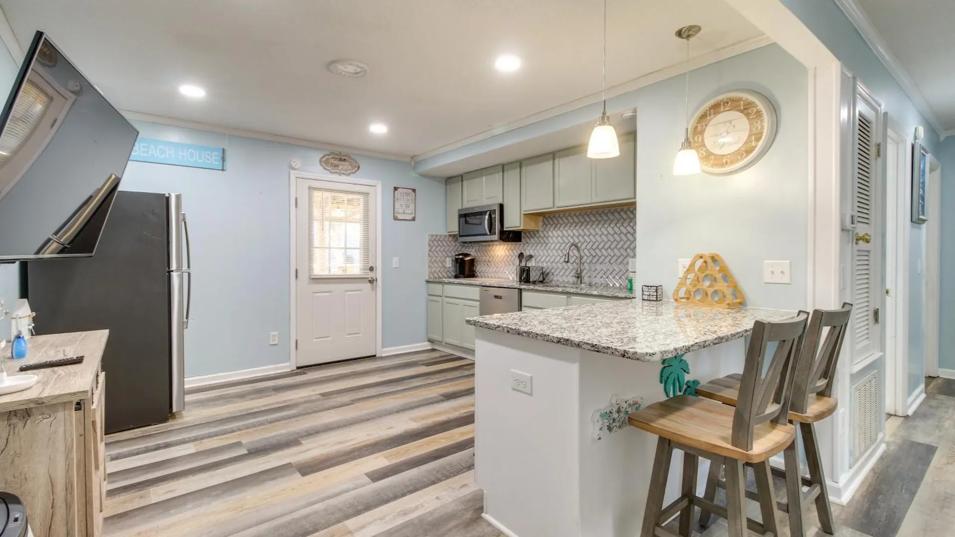 Inviting Vacation With Game Room! Apartment *