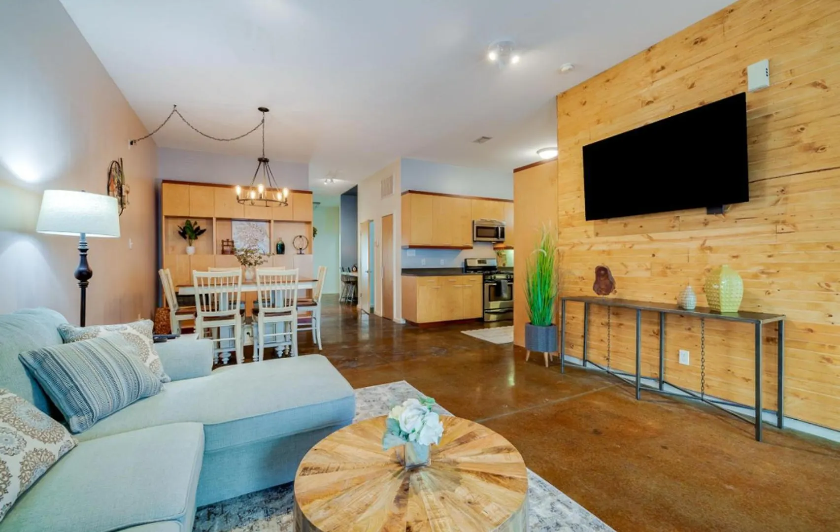 ☆historic Living•2 Separate Spaces•downtown•walk To Forsyth Park•private Patio/porch☆