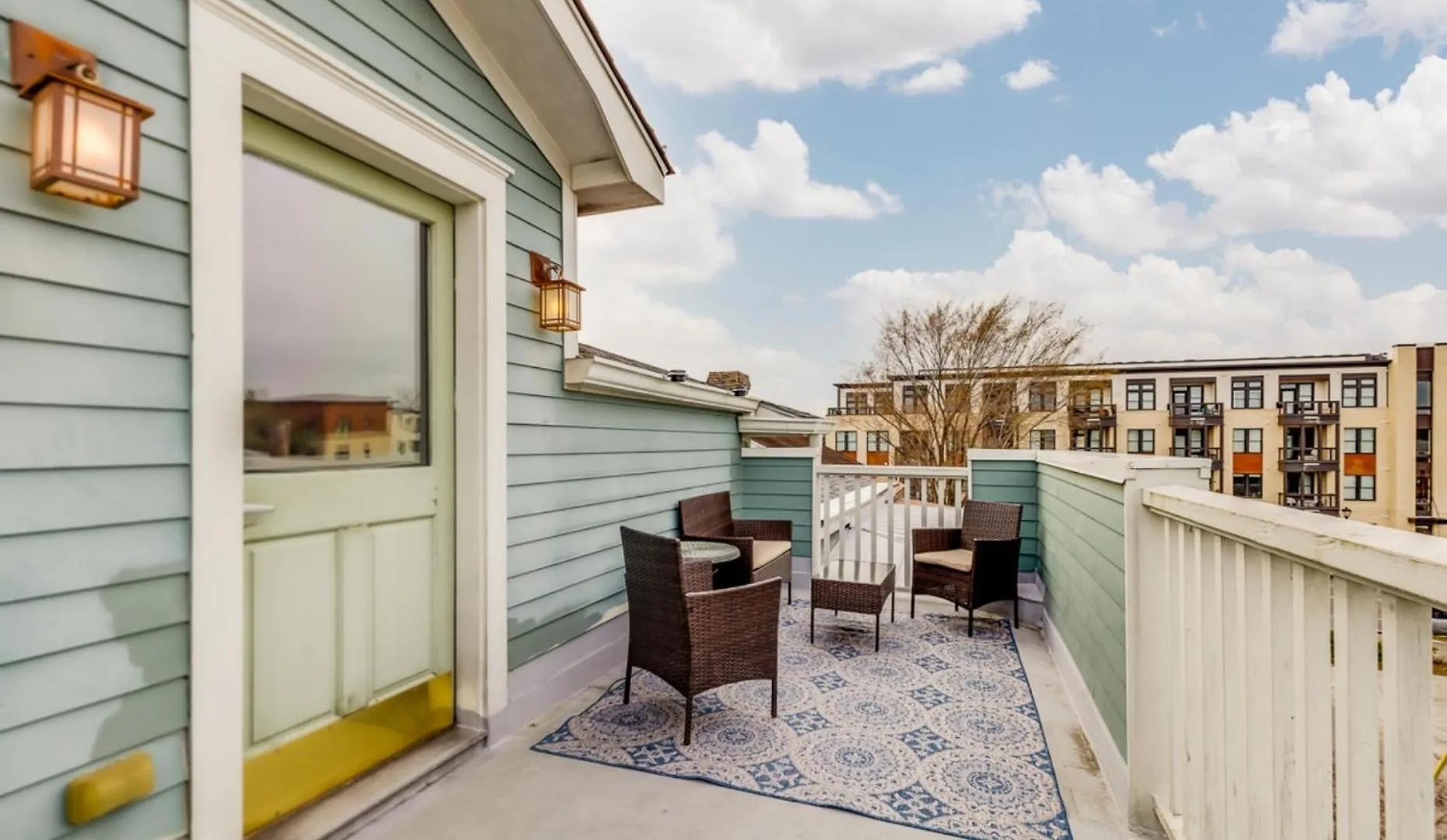 ☆historic Living•2 Separate Spaces•downtown•walk To Forsyth Park•private Patio/porch☆ Holiday home