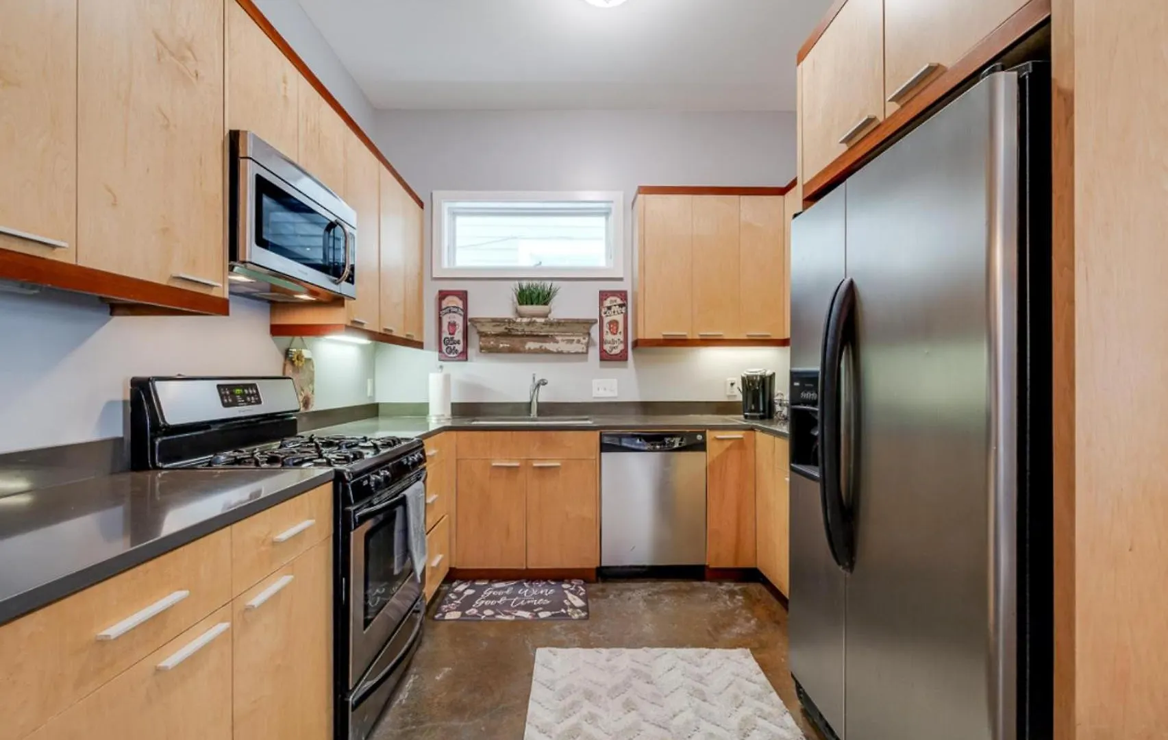 ☆historic Living•2 Separate Spaces•downtown•walk To Forsyth Park•private Patio/porch☆ *