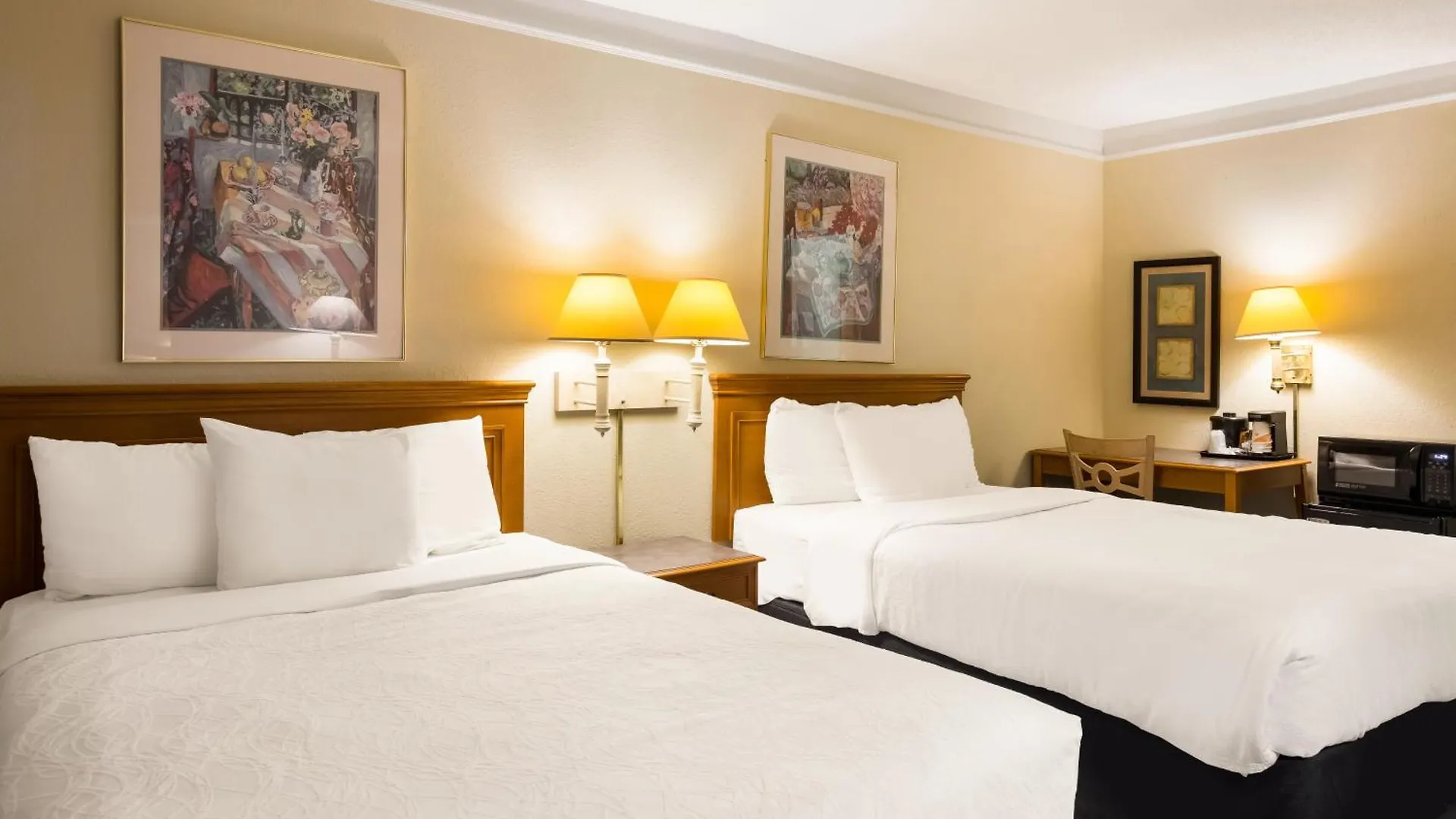Super 8 By Wyndham Savannah Lodge *