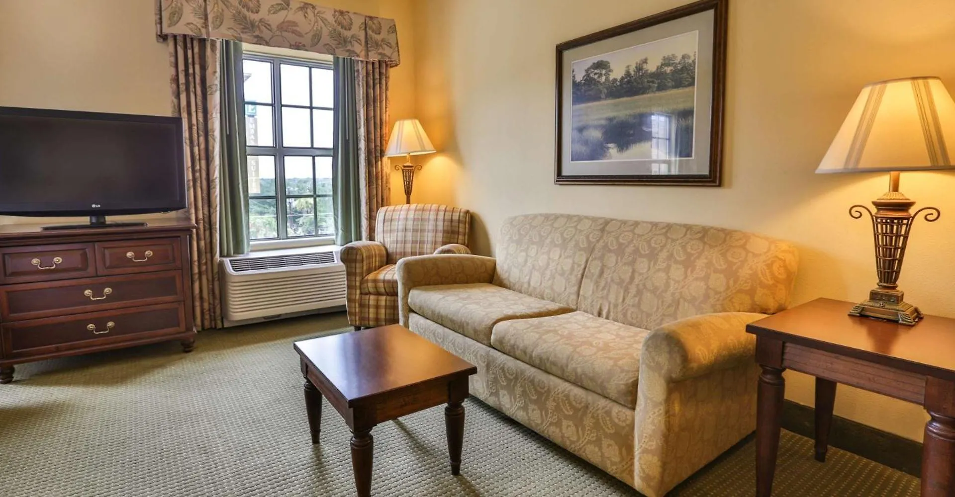 Hotel Hampton & Historic District 3*