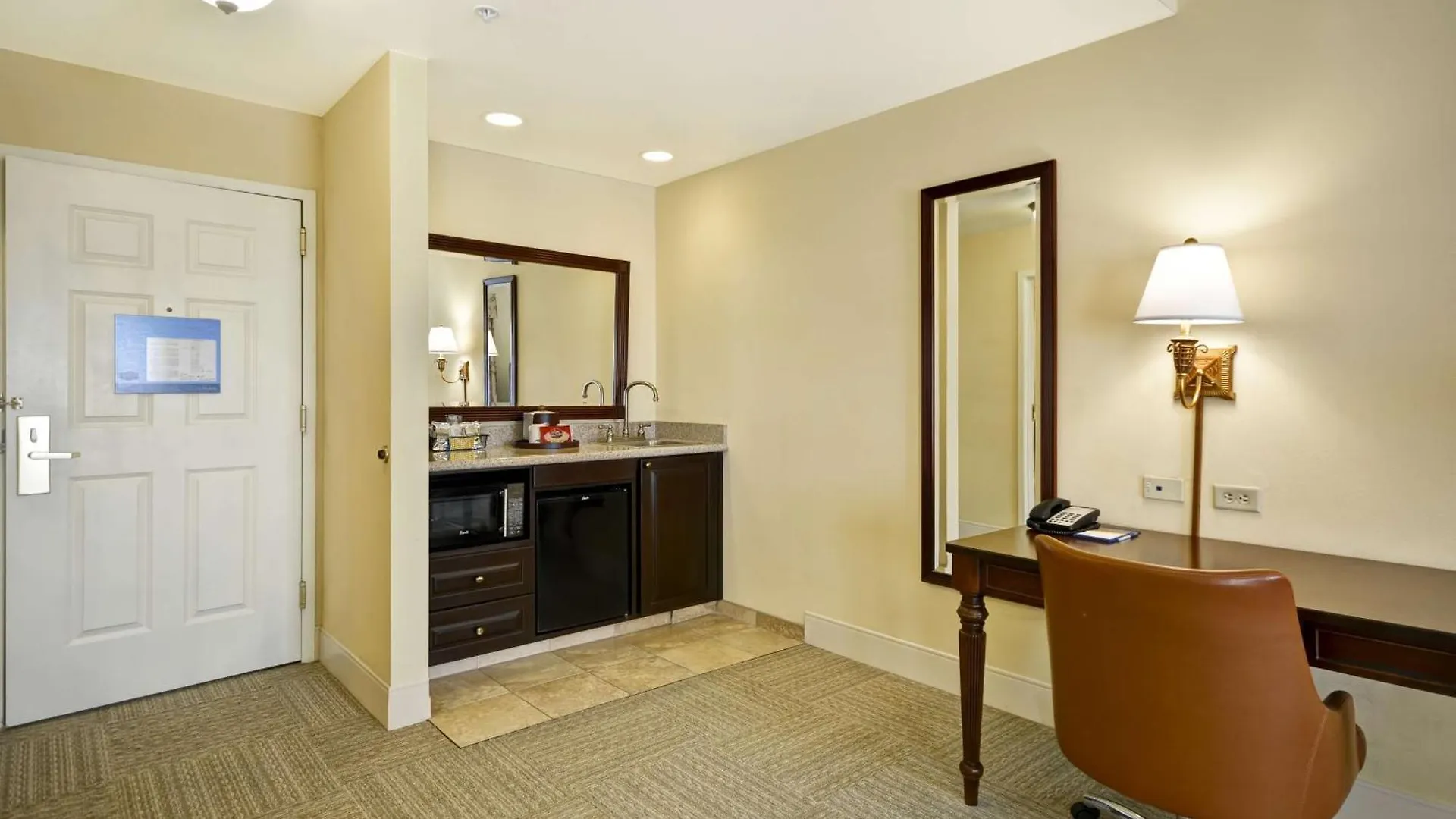 Hotel Hampton & Historic District 3*