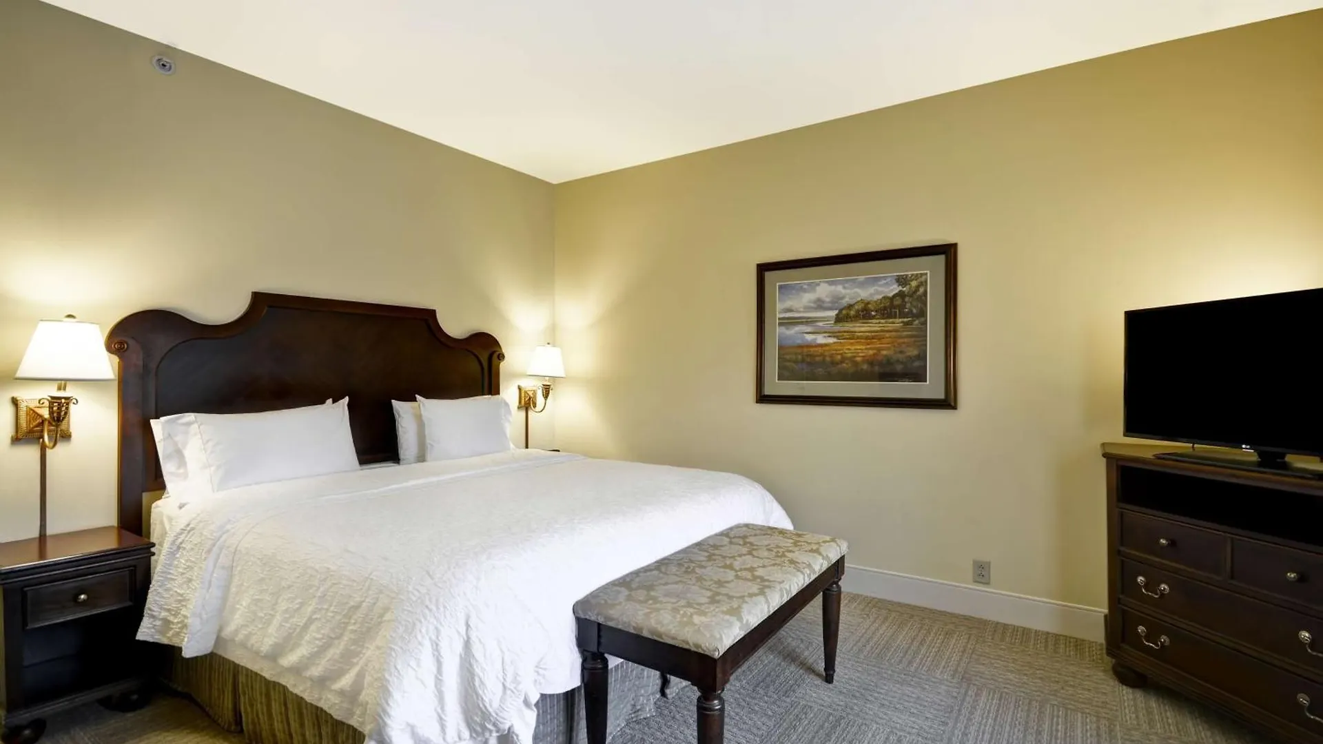 Hampton & Historic District Hotel 3*