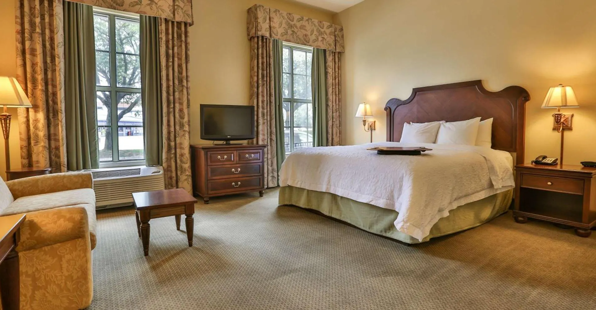 Hotel Hampton & Historic District