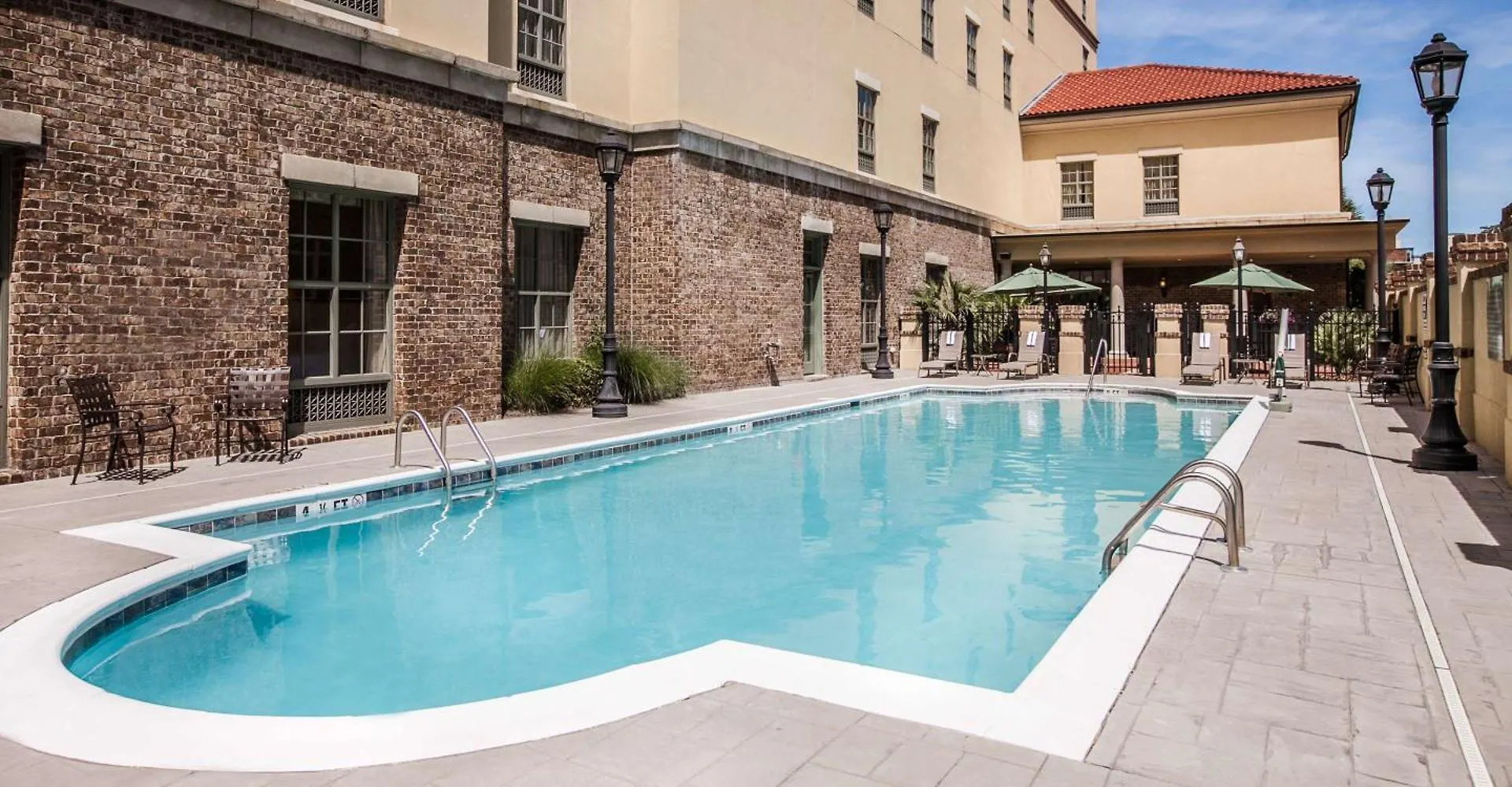 Hampton & Historic District Hotel